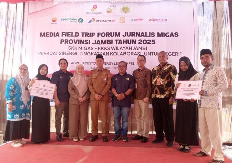 SKK Migas - Jadestone Serahkan Beasiswa Kuliah untuk 2 Warga Tanjab Barat
