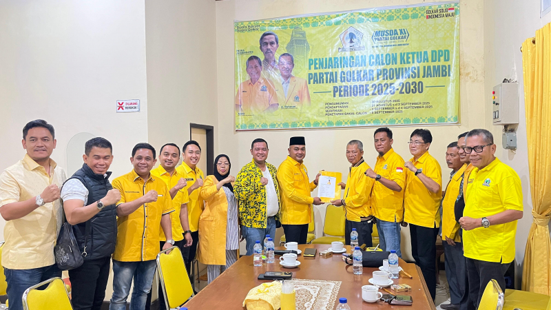 ARB didampingi pendukungnya saat mengembalikan berkas pendaftaran ke SC Panitia Musda Partai Golkar Provinsi Jambi