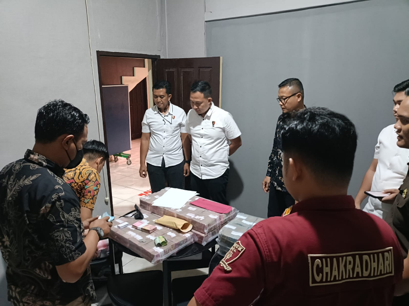 Iptu Diki Pribadi dari Tipikor Polres Tebo saat menyerahkan tersangka bersama barang bukti ke Kejari Tebo