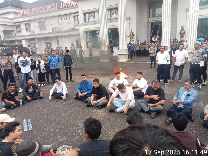 Dialog terbuka pimpinan dam anggota DPRD Provinsi Jambi bersama massa aksi, Rabu (17/9).