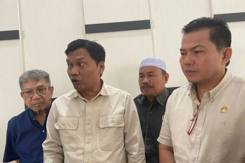 Ketua Pansus bagi hasil Migas DPRD Provinsi Jambi Abun Yani (dua kiri) saat memberikan keterangan di Jambi, Kamis (25/9/2025).