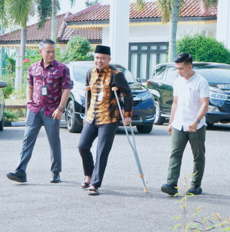 Wabup Tebo, Nazar Efendi terlihat aktif bekerja meskipun ditopang tongkat untuk berjalan
