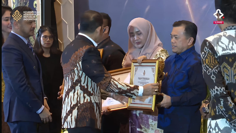 Gubernur Al Haris Terima Penghargaan “Pemerintah Daerah Terbaik” dari Kementerian Kebudayaan