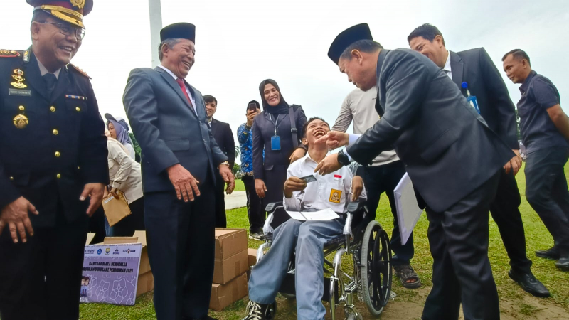 Ribuan Siswa Kota Jambi Terima Bantuan Dumisake Pendidikan dari Gubernur Al Haris