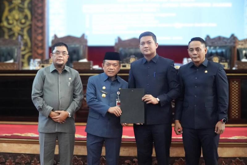 Gubernur Jambi (dua kiri) menerima dokumen keuangan daerah dari Ketua DPRD Provinsi Jambi, Muhammad Hafiz didampingi wakil pimpinan, usai rapat paripurna, Sabtu (29/11/2025).