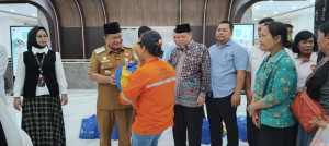 Pemkot Jambi Bagikan Sembako Kepada Masyarakat Yang Akan Merayakan Natal 2025