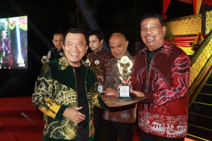 Wabup Tampil di Catwalk pada Malam Apresiasi dan Peragaan Busana Jambi