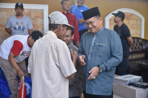 Wali Kota Jambi Serahkan Tali Asih Kepada Warga Sekitar Kediaman