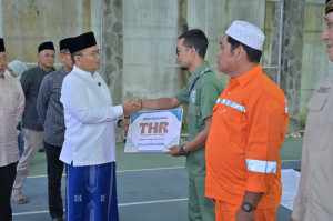 Wali Kota Jambi Buka Puasa Bersama Ribuan Petugas Kebersihan dan Serahkan THR