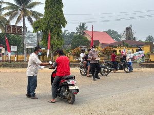 Kabut Asap Ancam Kesehatan Warga, PTPN IV Regional IV Bagikan 1.000 Masker di Tebo